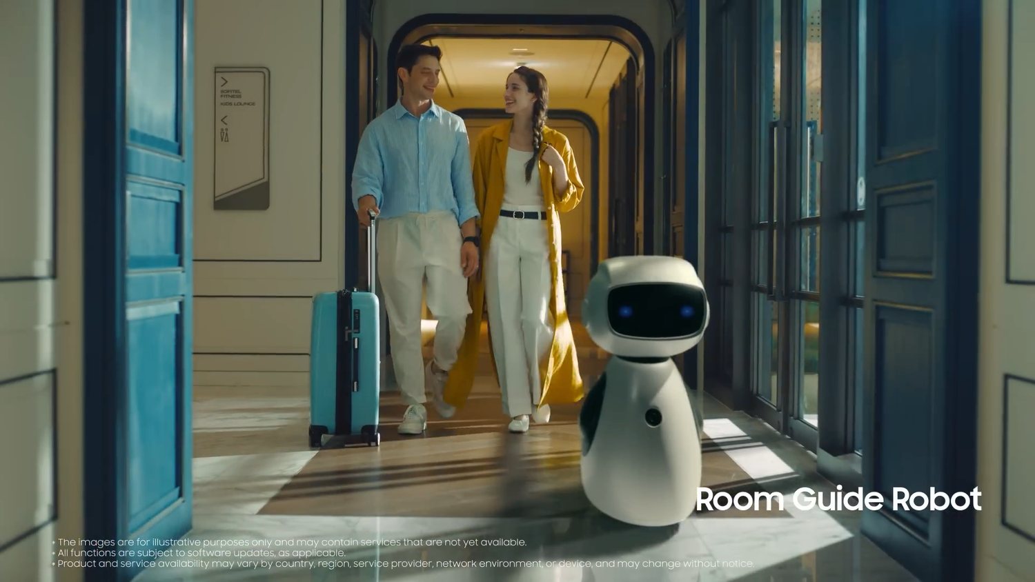 Room Guide Robot, 호텔 복도에서 투숙객을 안내하는 로봇 합성 컷